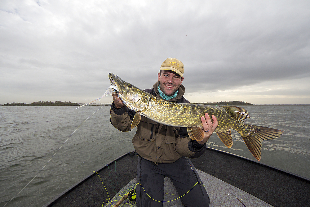 Brochet 97 cm au streamer.