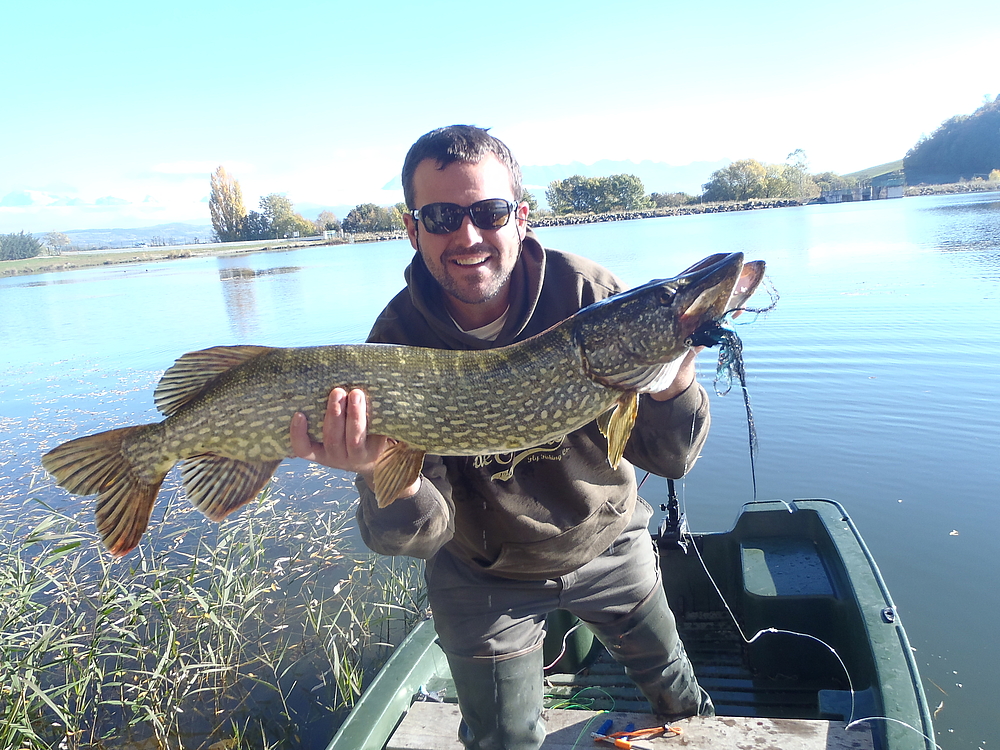 Brochet 97 cm au streamer.