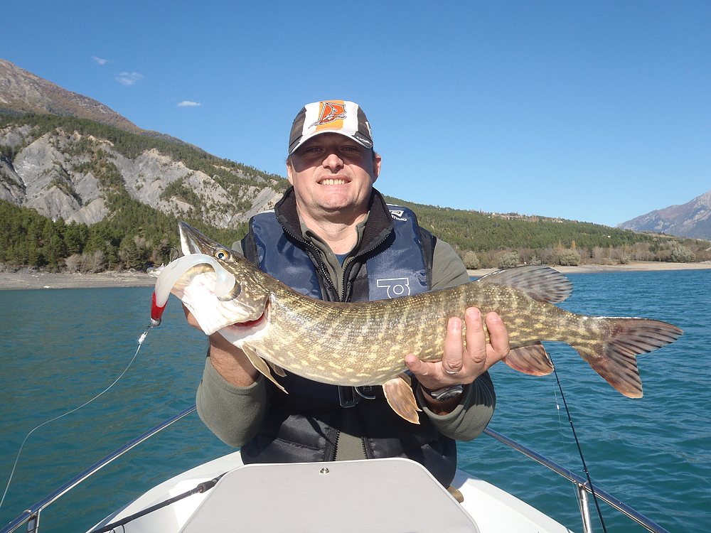 Brochet 71 cm capturé par Jean Charles. Retenue de Serre-Ponçon.