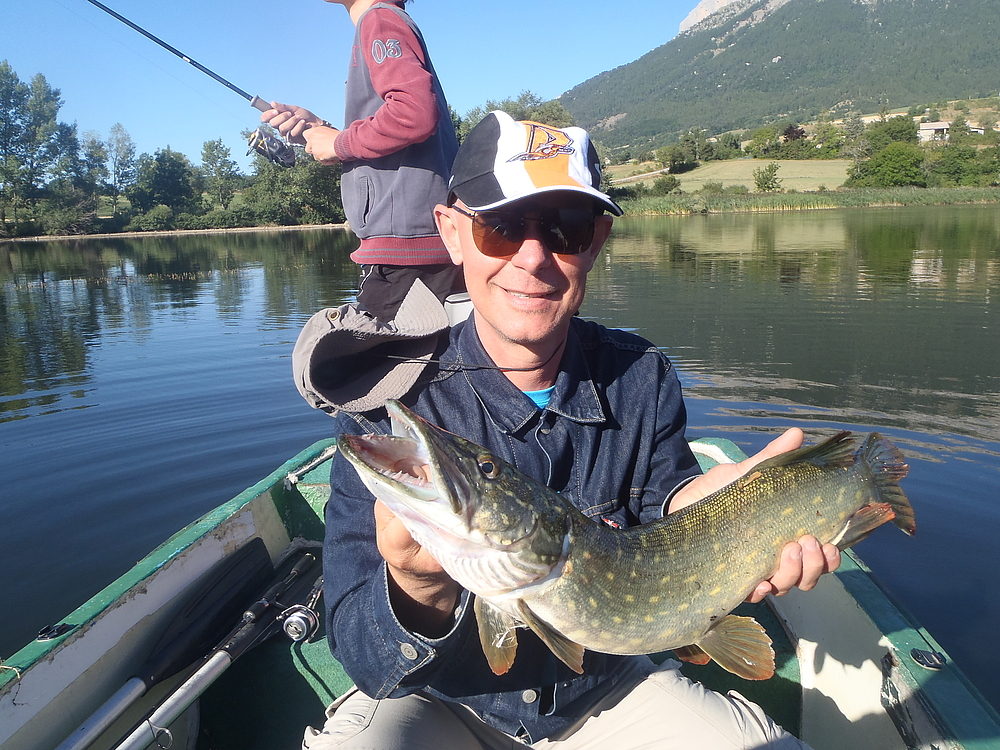 Brochet 69 cm au leurre souple en bateau.