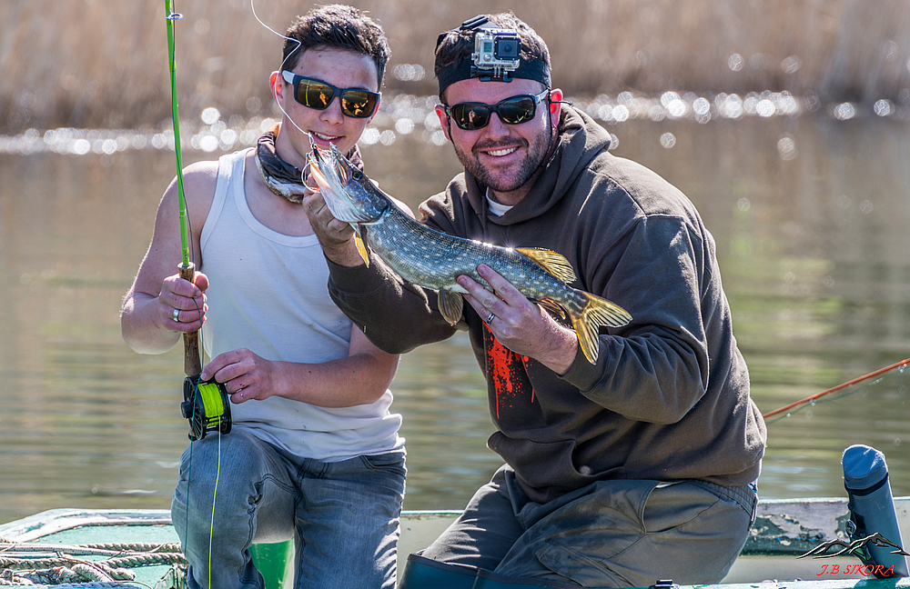 Premier brochet 57 cm au streamer pour Samuel.