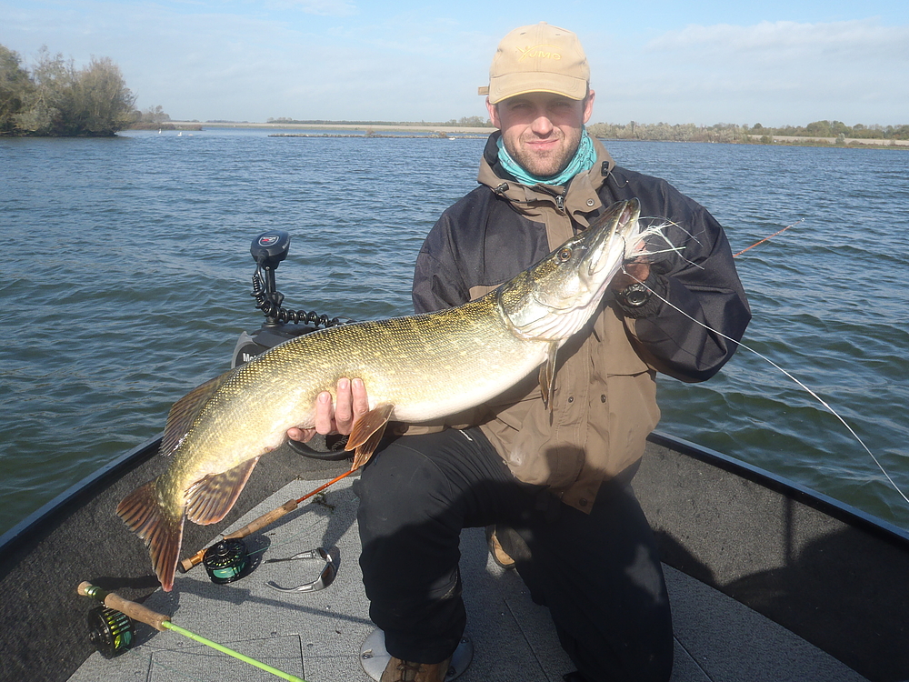 Brochet 102 cm au streamer.