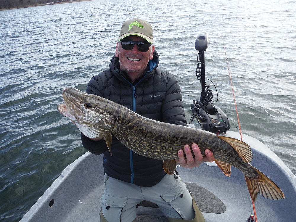 Brochet 82 cm à la mouche pour Jean-Luc.